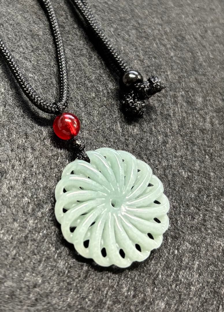 ミャンマー産 天然翡翠ペンダント（宝石鑑別書付き）