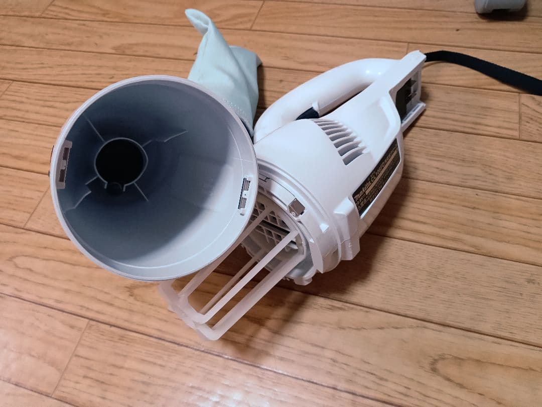 マキタ10.8V充電式クリーナーCL106FD バッテリー、充電器付