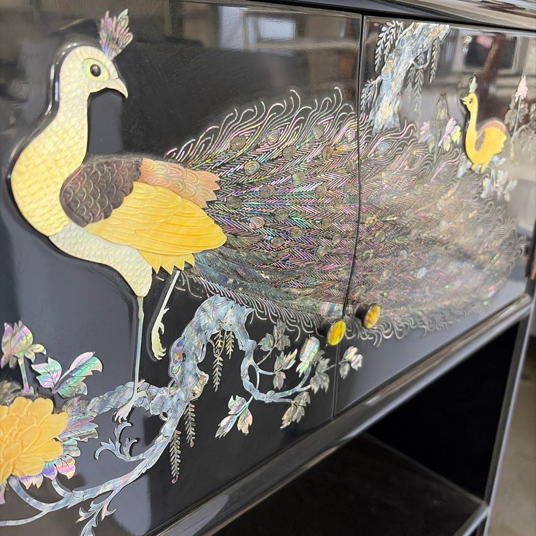 漆塗り孔雀模様キャビネット