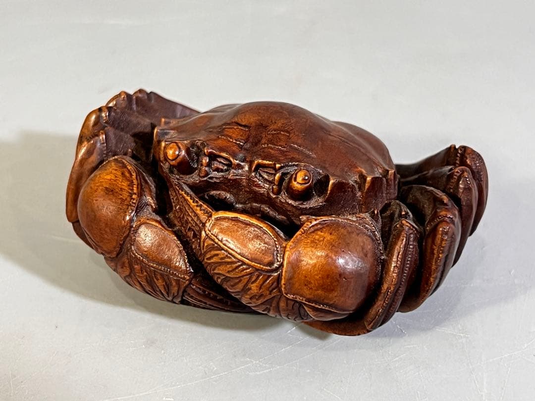 木製カニの彫刻