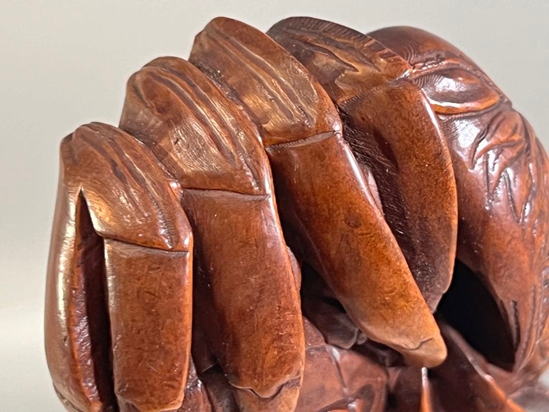 木製カニの彫刻