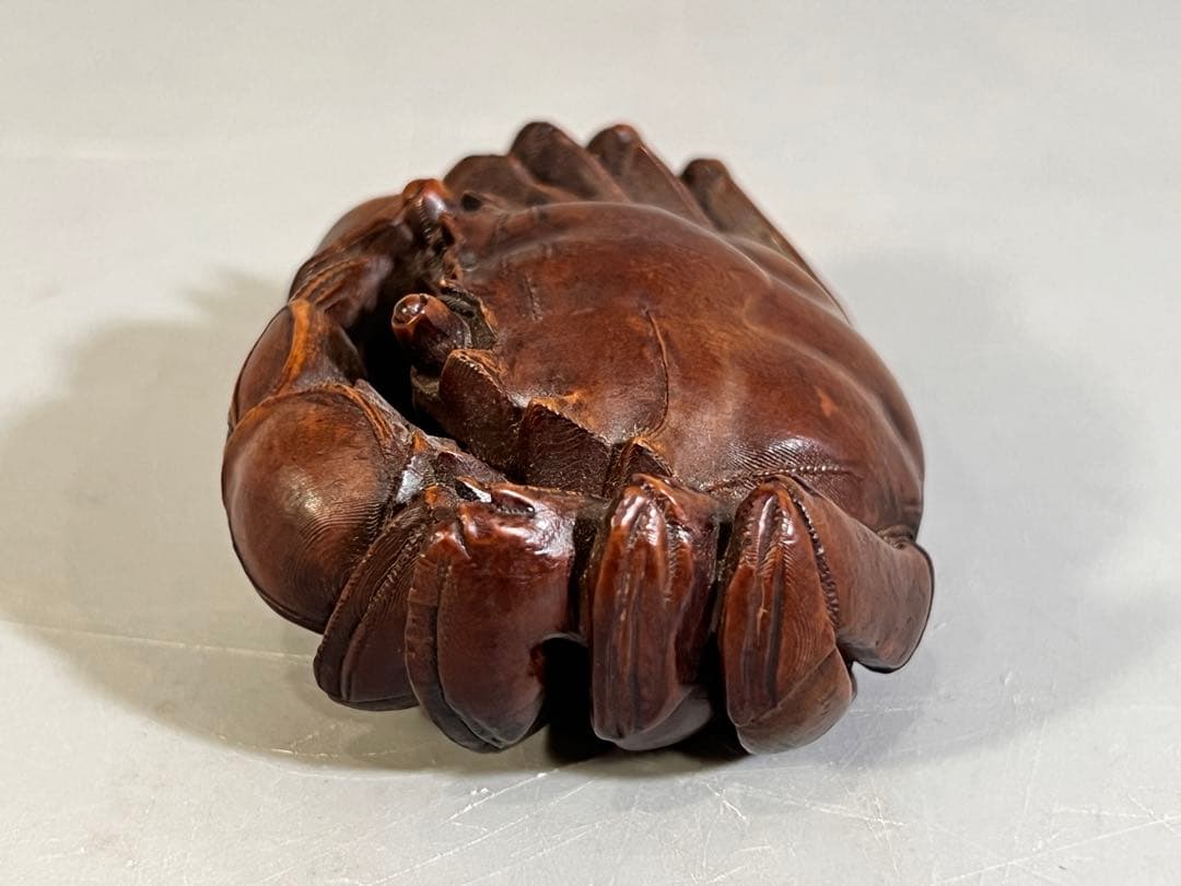 木製カニの彫刻