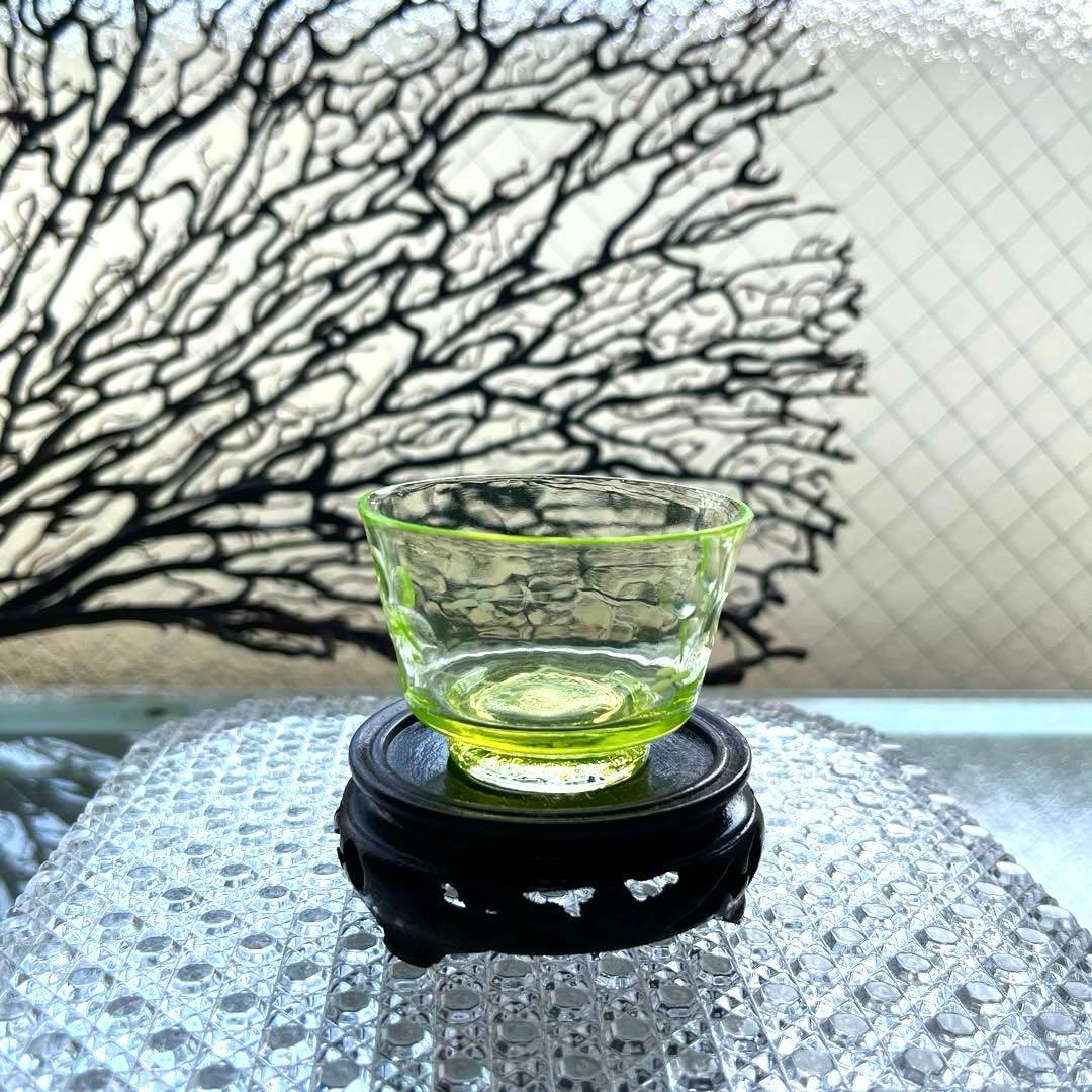 骨董　時代ガラス　切子　花　松葉　黄色　ウランガラス　反り口碗型　盃　猪口　１客