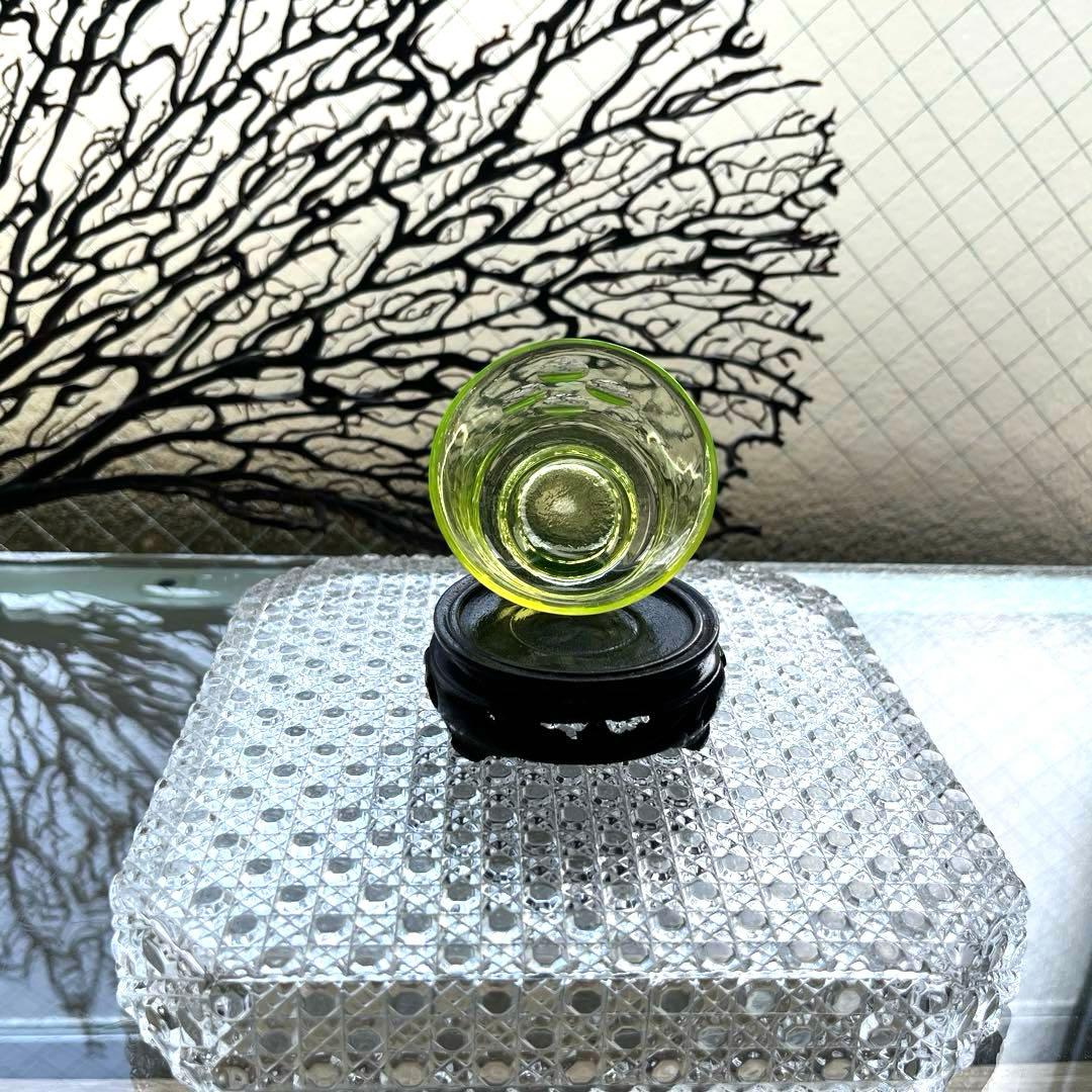 骨董　時代ガラス　切子　花　松葉　黄色　ウランガラス　反り口碗型　盃　猪口　１客