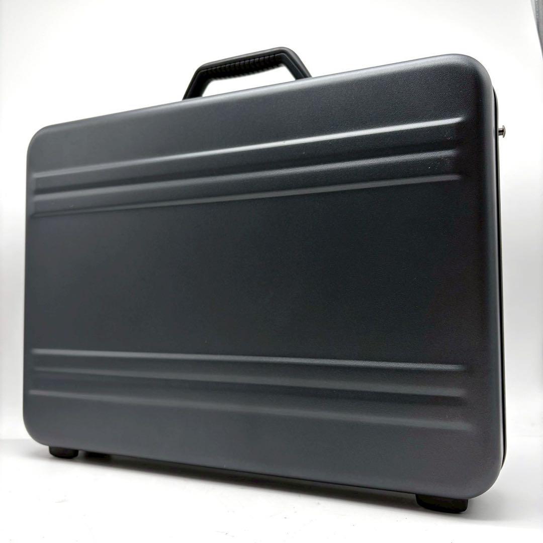 極美品 ゼロハリバートン ガンメタ アタッシュケース ダイアルロック