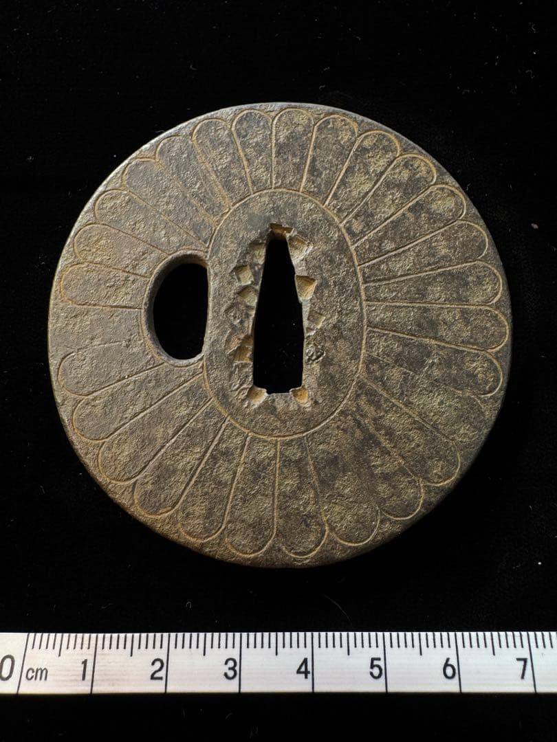 無銘 鉄地鐔 菊図 鍔 拵 日本刀 刀装具 骨董 古美術 江戸時代