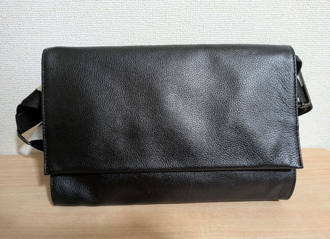 イアパピヨネ　柄ワイドテープショルダーバッグ　ブラック　黒　レザー