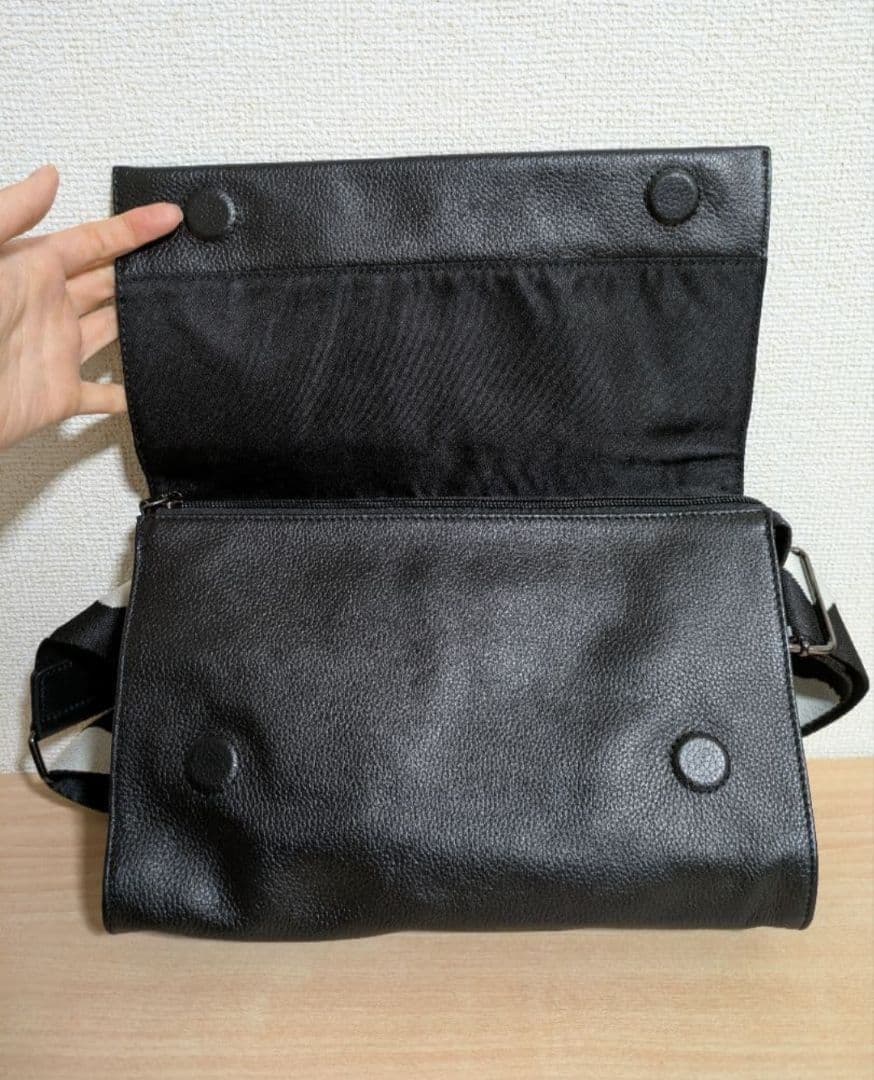 イアパピヨネ　柄ワイドテープショルダーバッグ　ブラック　黒　レザー