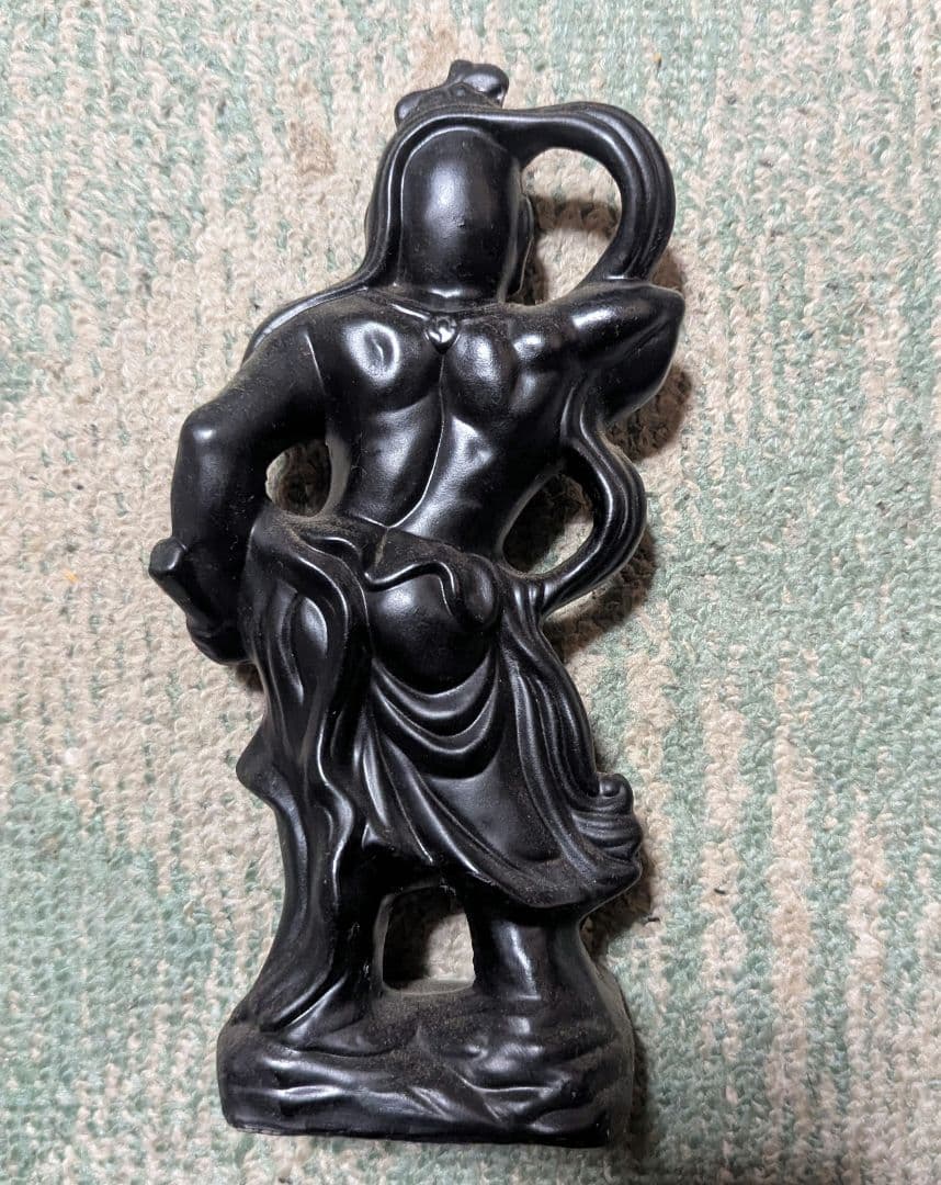 黒色の石材 神像