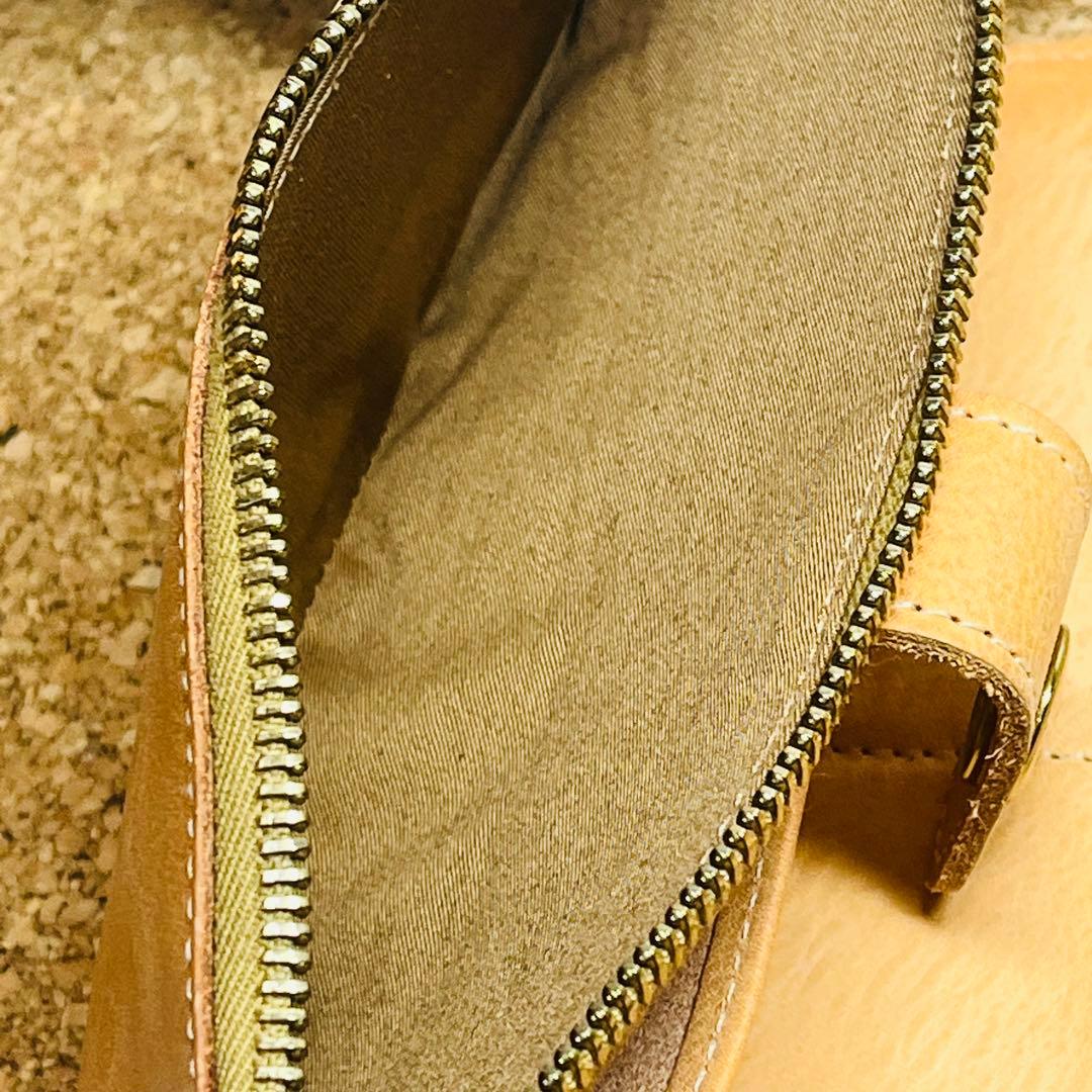 ILBiSONTEコンチョストラップ 二つ折り財布 ヌメナチュラルレザー本革