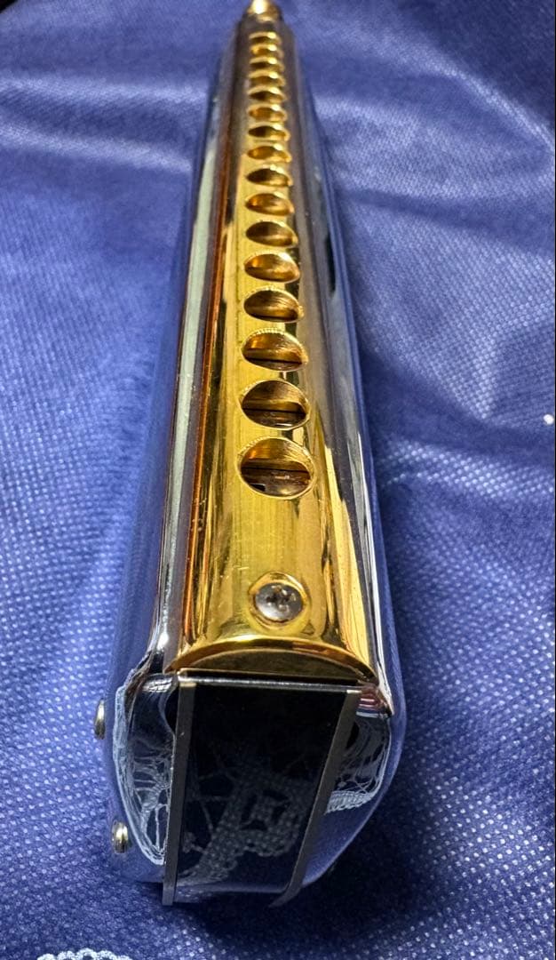 Suzuki Tremolo Chromatic ハーモニカ 革カバー付き。