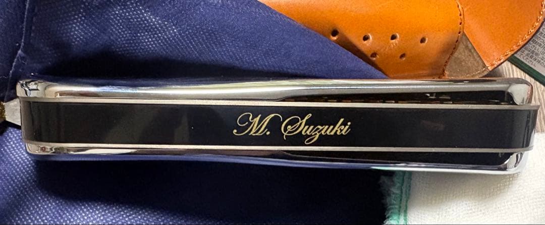 Suzuki Tremolo Chromatic ハーモニカ 革カバー付き。
