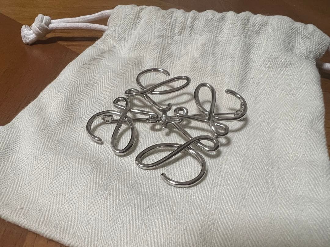 ロエベ　LOEWE アナグラムブローチ