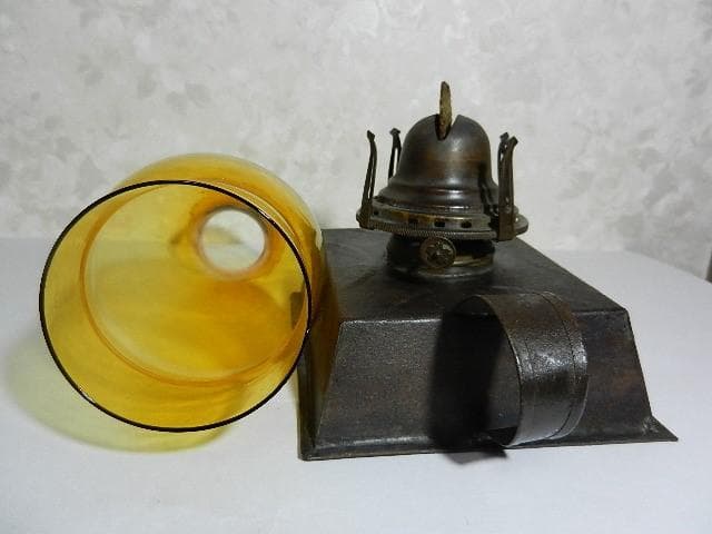 珍しい持ち手付き台形立方台座のアンティークオイルランプ