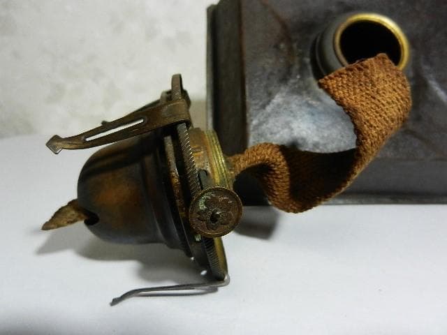 珍しい持ち手付き台形立方台座のアンティークオイルランプ