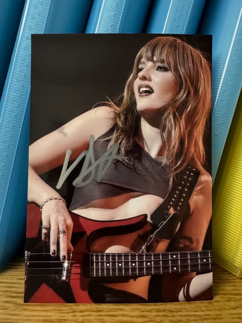 マネスキン ヴィクトリア・デ・アンジェリス 直筆サイン写真 ④ Maneskin