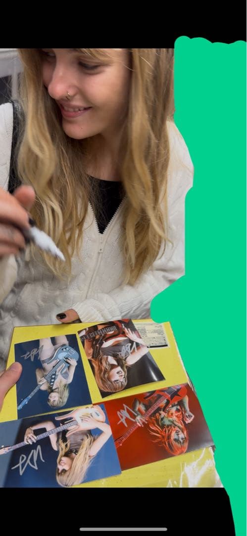 マネスキン ヴィクトリア・デ・アンジェリス 直筆サイン写真 ④ Maneskin