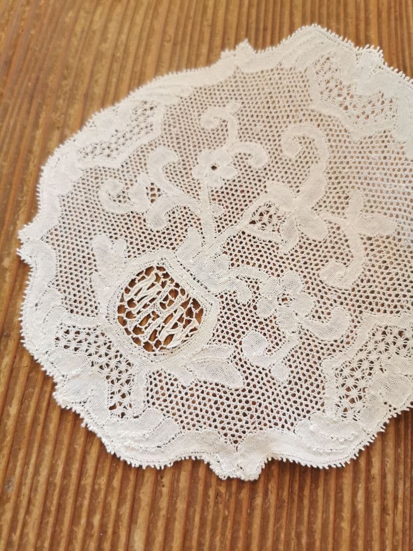 アンティークフランス ポワンドパリ 草花紋イニシャル刺繍メッシュレースドイリー