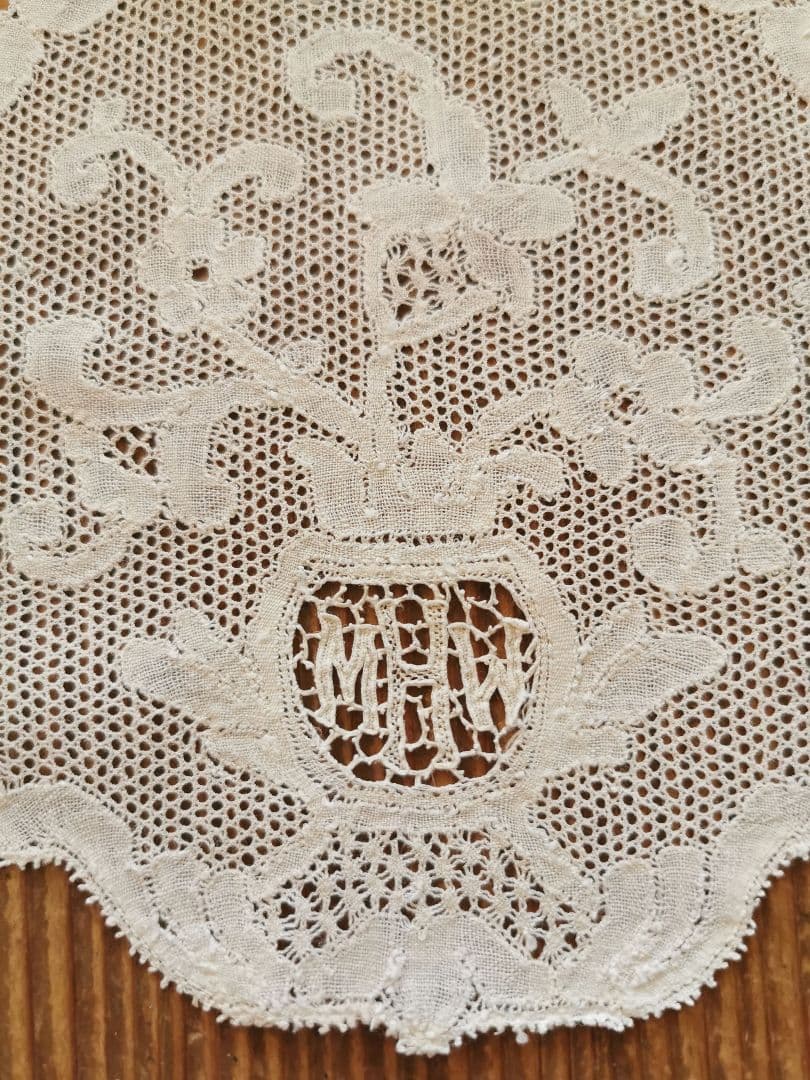 アンティークフランス ポワンドパリ 草花紋イニシャル刺繍メッシュレースドイリー