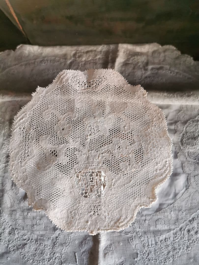 アンティークフランス ポワンドパリ 草花紋イニシャル刺繍メッシュレースドイリー