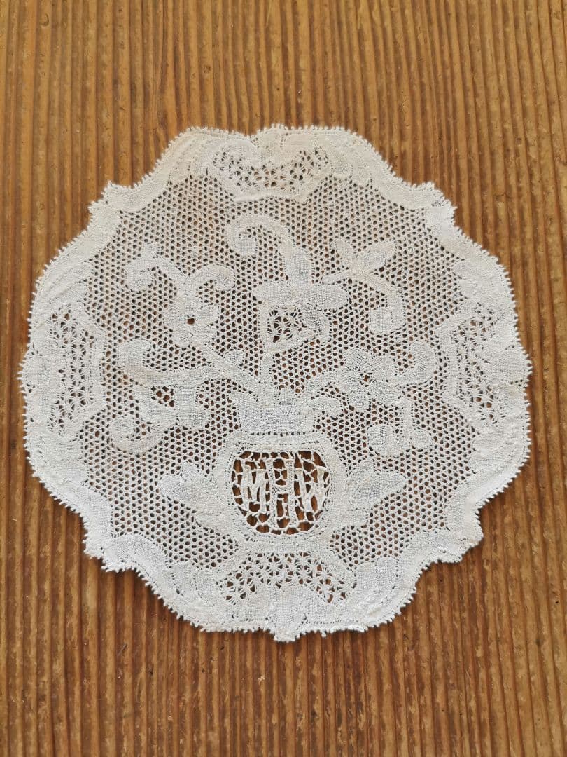 アンティークフランス ポワンドパリ 草花紋イニシャル刺繍メッシュレースドイリー