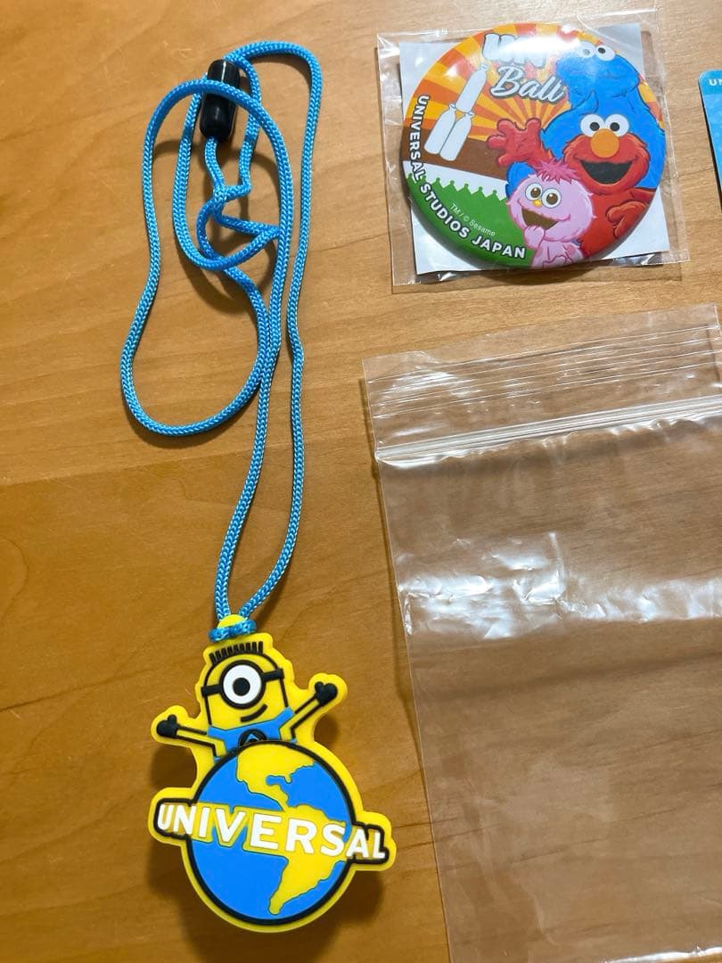 ユニバ ミニオン ピカピカ チャーム ライト ペンダント 光る 缶バッジ シール