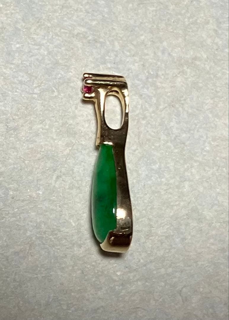 翡翠（ロウカン）とルビーの涙型ペンダントトップ