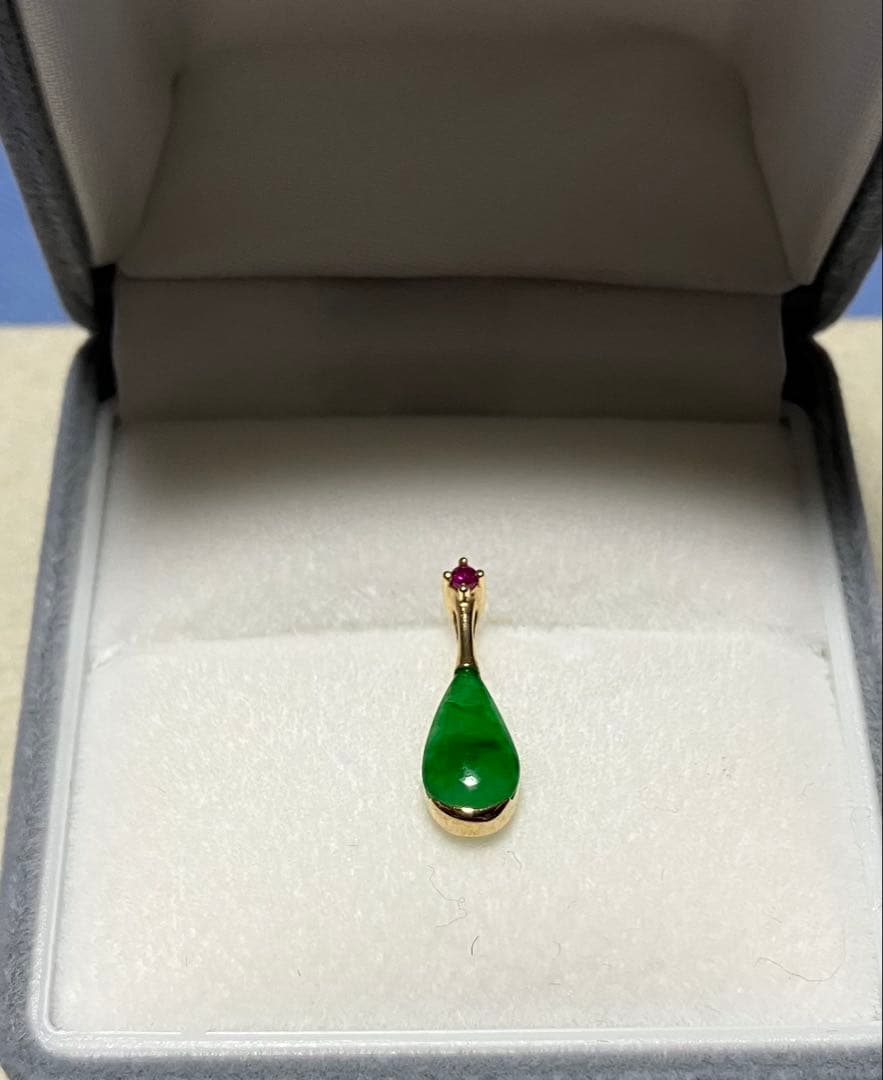 翡翠（ロウカン）とルビーの涙型ペンダントトップ