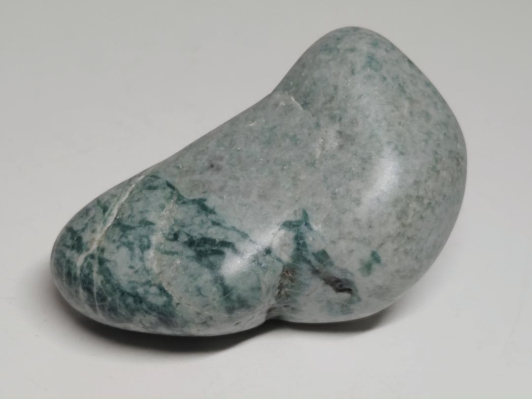 糸魚川① 翡翠 158g ヒスイ 原石 鑑賞石 自然石 誕生石 鉱物 鉱石 水石