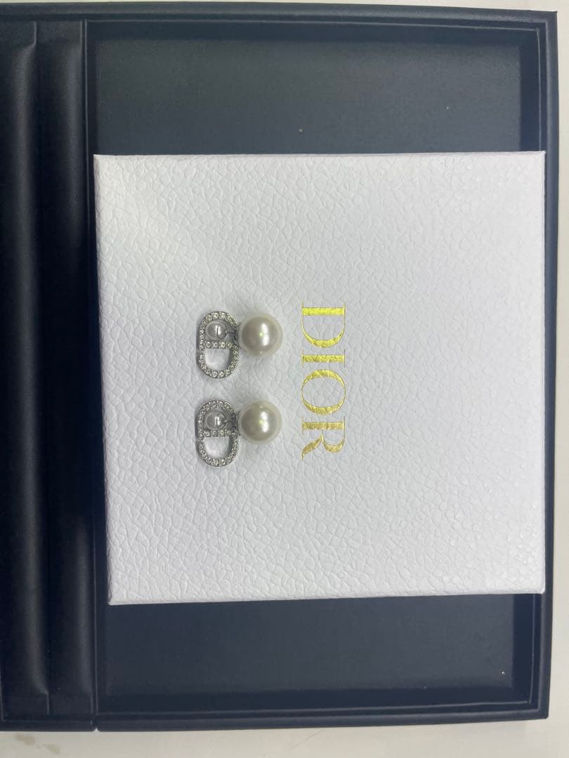 ディオール　ロゴ　ラインストーン　ピアス