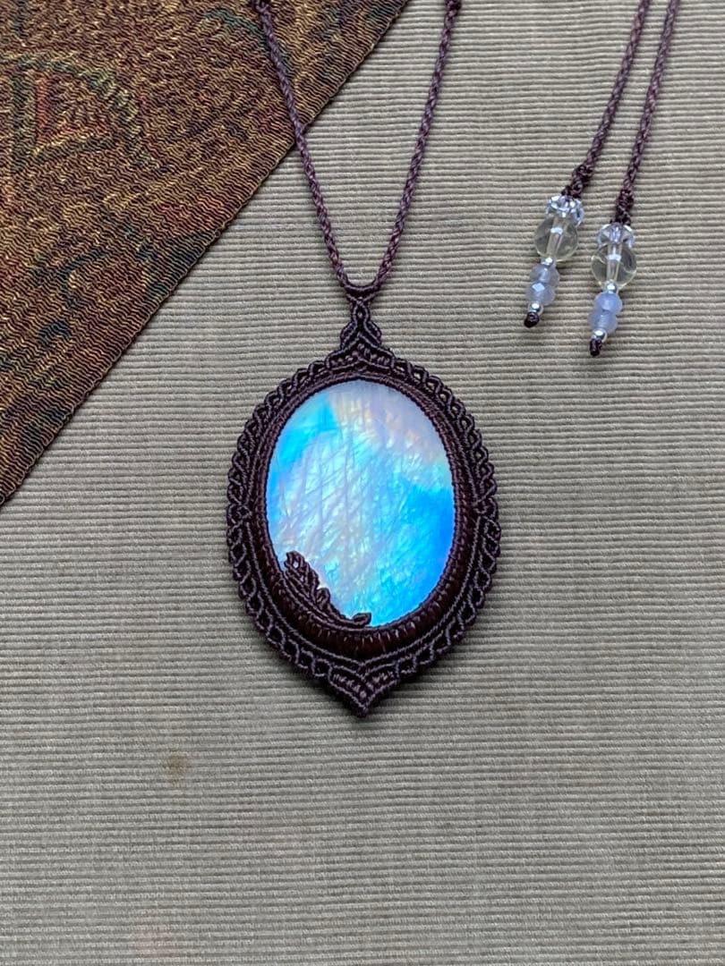 レインボームーンストーン　マクラメペンダント　ネックレス