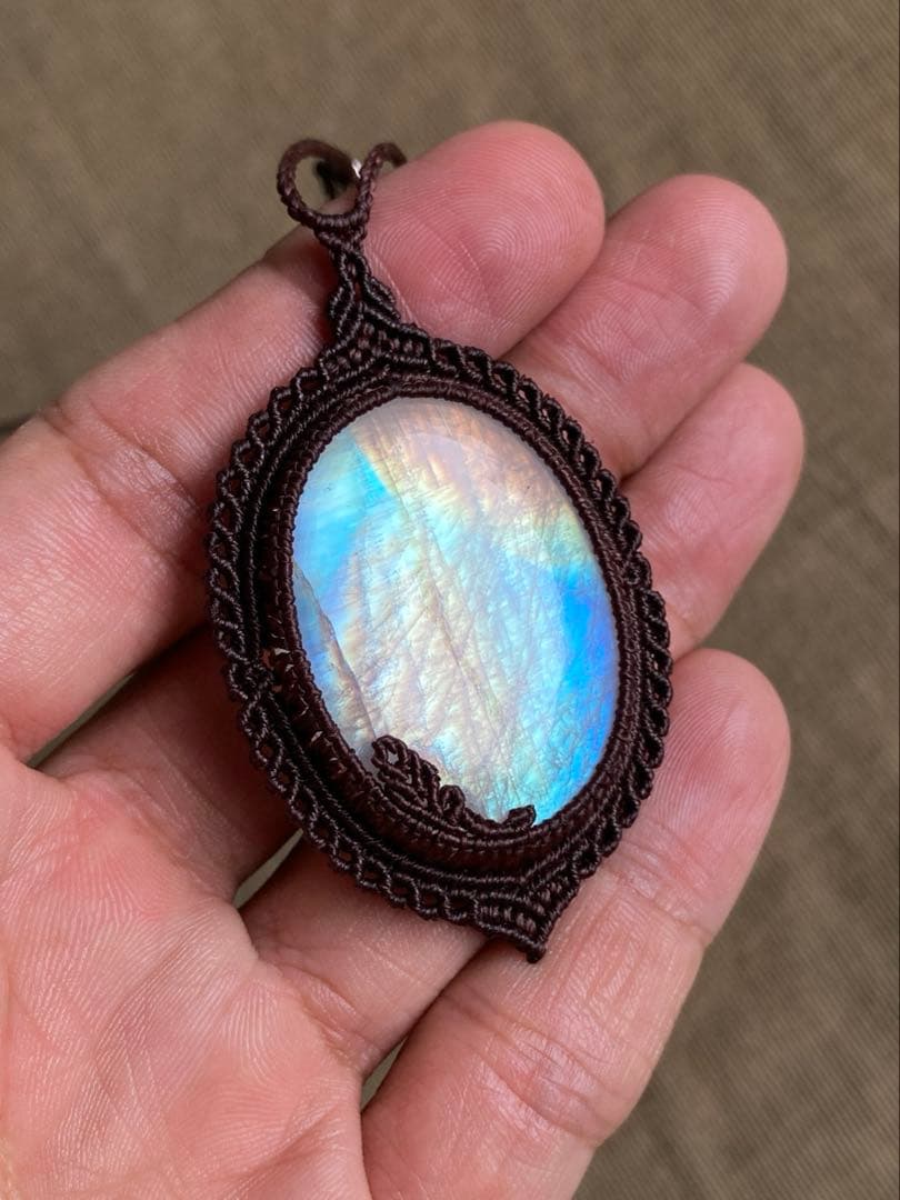 レインボームーンストーン　マクラメペンダント　ネックレス