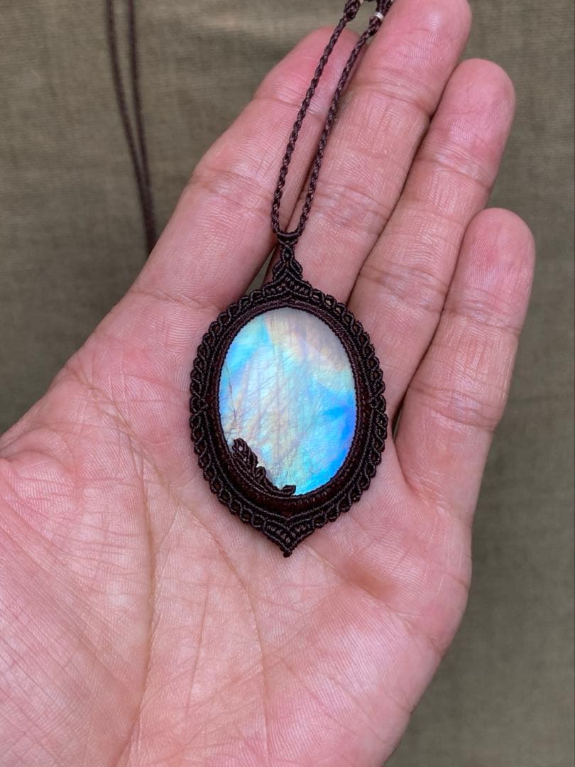 レインボームーンストーン　マクラメペンダント　ネックレス