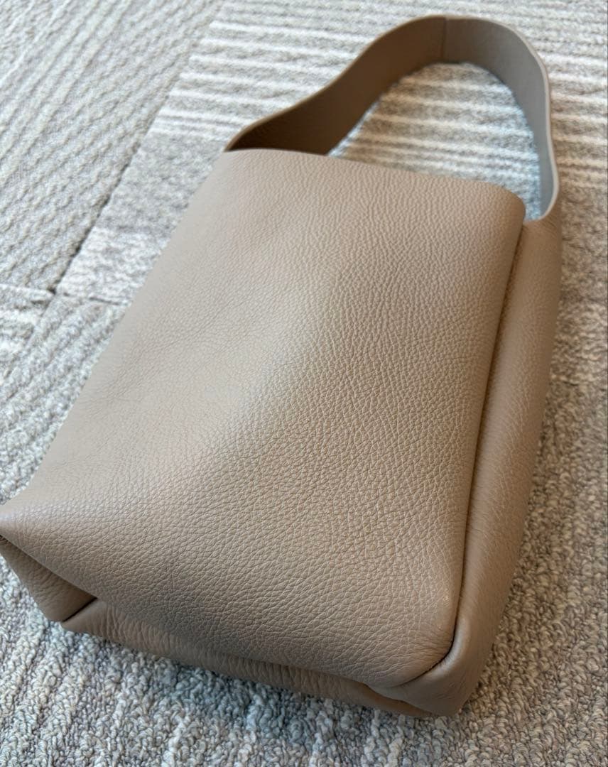 Aeta グレーベージュ レザー ショルダーバッグ