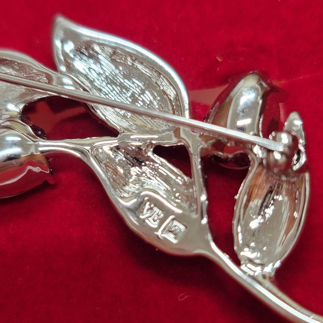 ヴァンドームブティック　曲線の美しいブローチ　葉