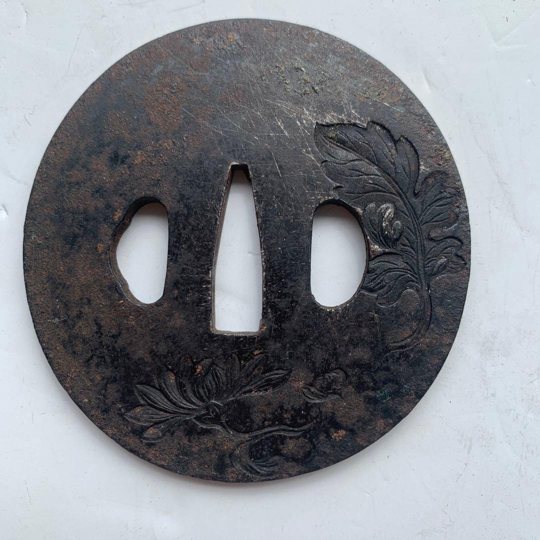 鍔　　鉄製　在銘　日本刀　葉と花の彫刻 鉄製 鍔(つば) 時代物　本歌