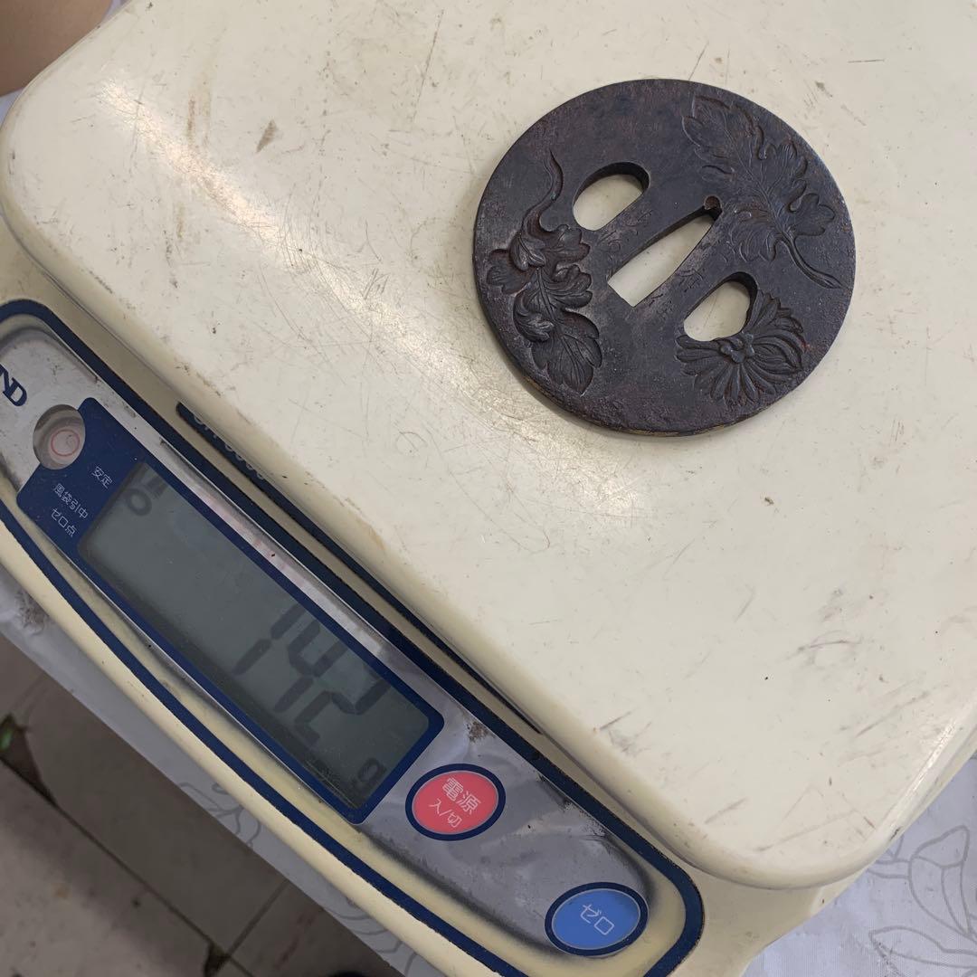 鍔　　鉄製　在銘　日本刀　葉と花の彫刻 鉄製 鍔(つば) 時代物　本歌