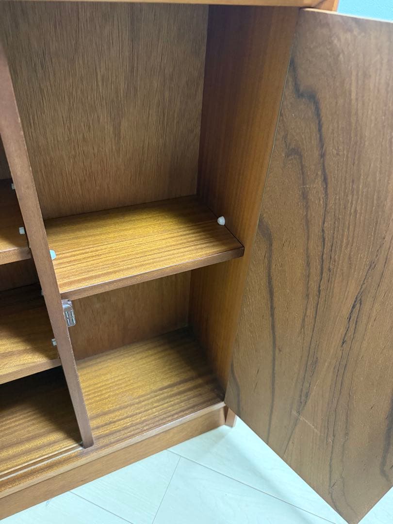 ウッド調ガラス扉キャビネット