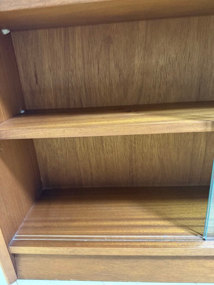 ウッド調ガラス扉キャビネット