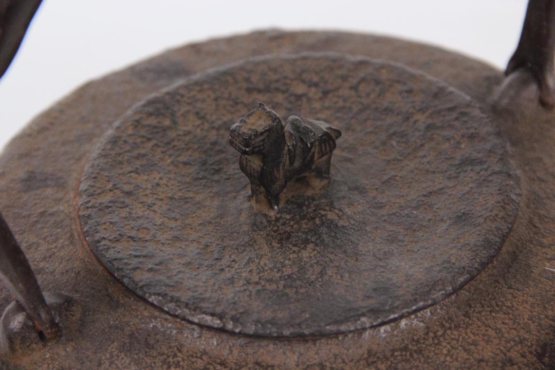 南部鉄器　金孤堂　松竹梅彫　馬摘蓋　鉄瓶　容量約1000ml　 Eo21-30