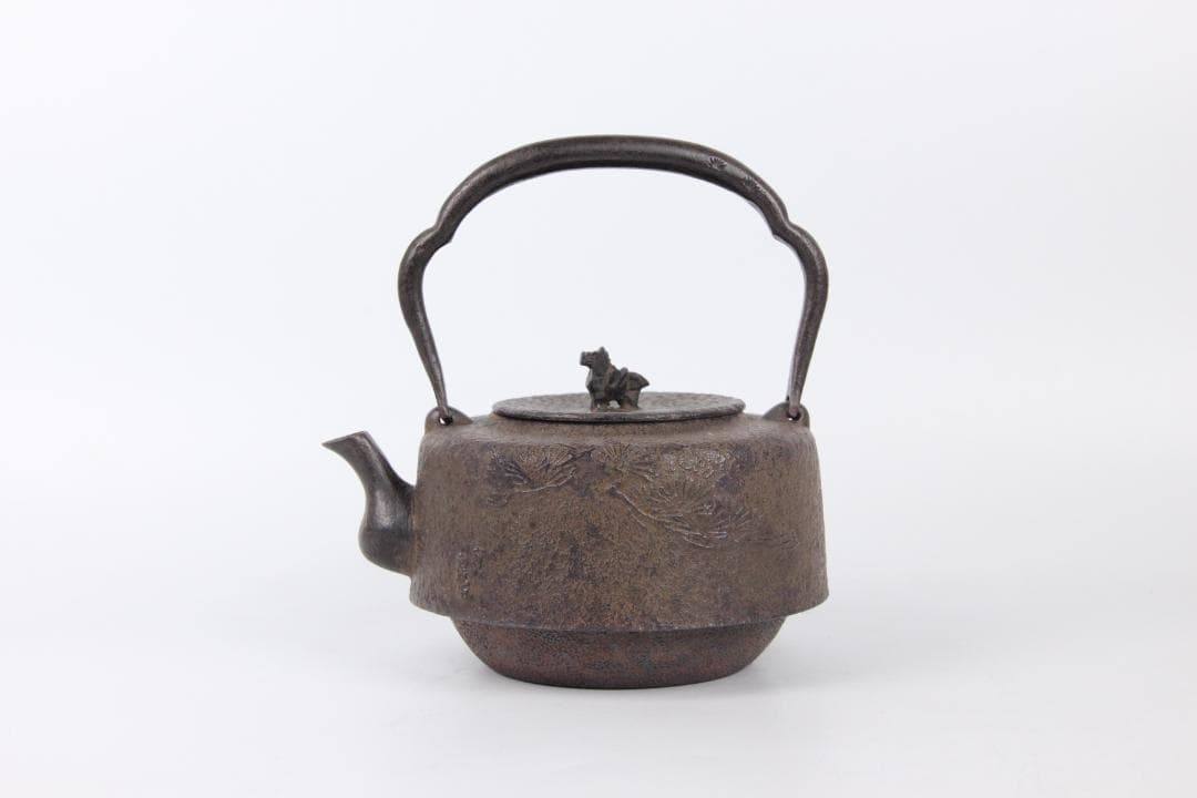 南部鉄器　金孤堂　松竹梅彫　馬摘蓋　鉄瓶　容量約1000ml　 Eo21-30