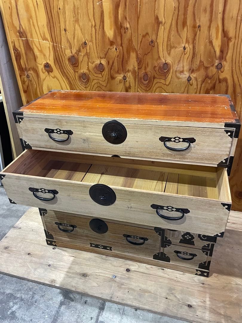 （9）千葉県船橋より出品　　アンティーク桐タンス