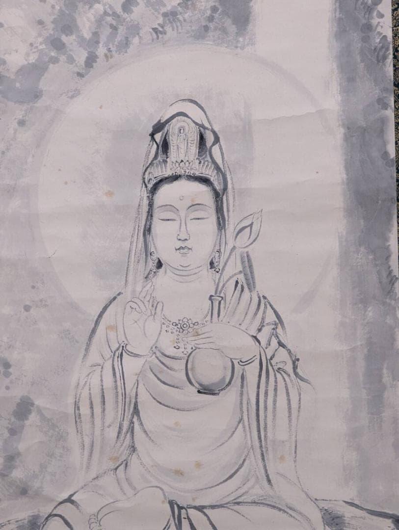 【真作】掛軸　観音菩薩図　慈悲の微笑　岩上の慈悲　静謐な祈り　共箱入　T167