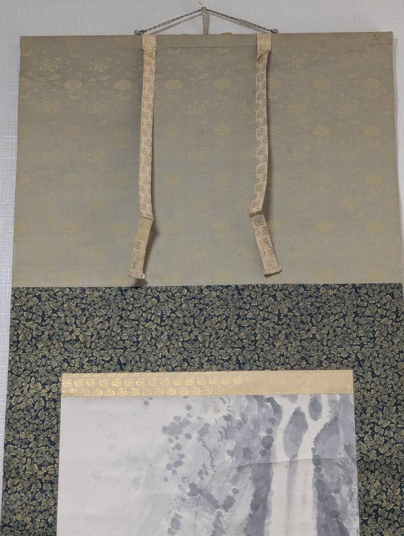 【真作】掛軸　観音菩薩図　慈悲の微笑　岩上の慈悲　静謐な祈り　共箱入　T167