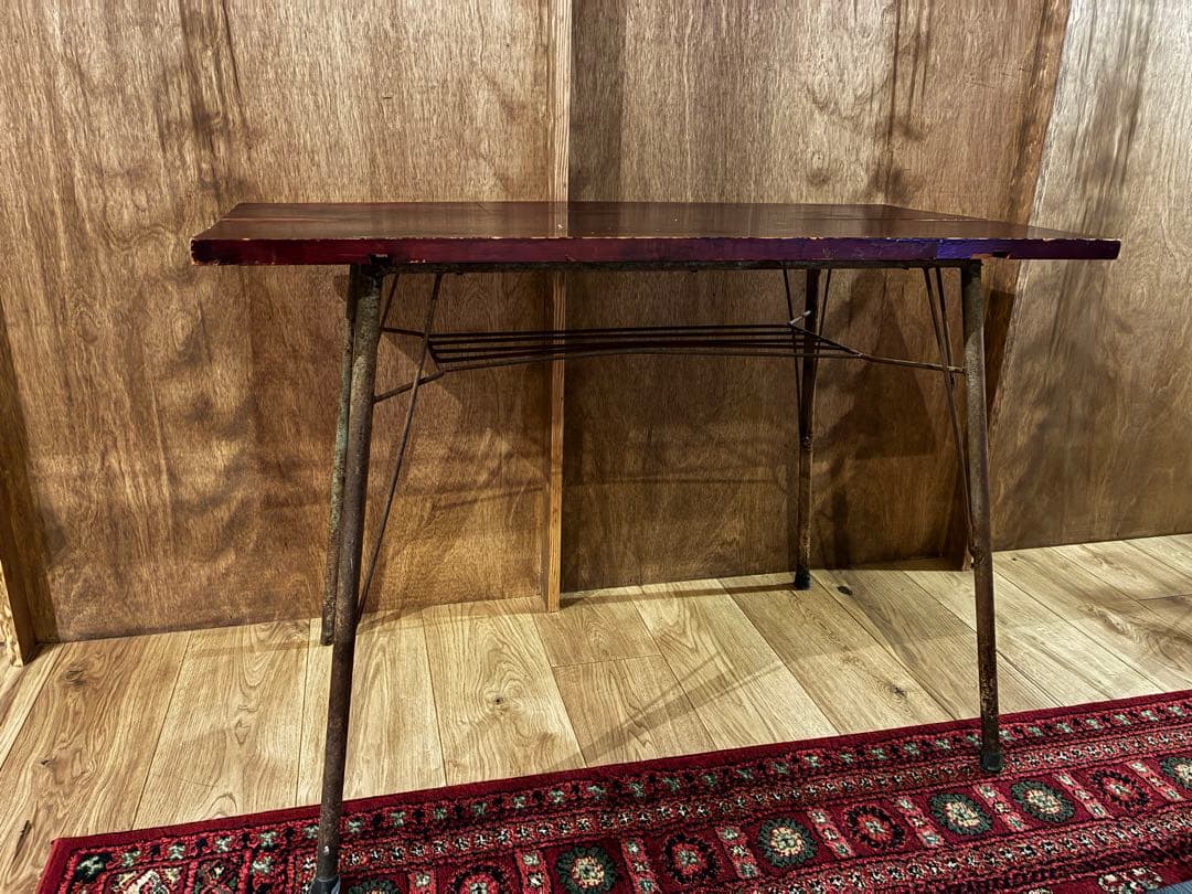 ダークレッドテーブル