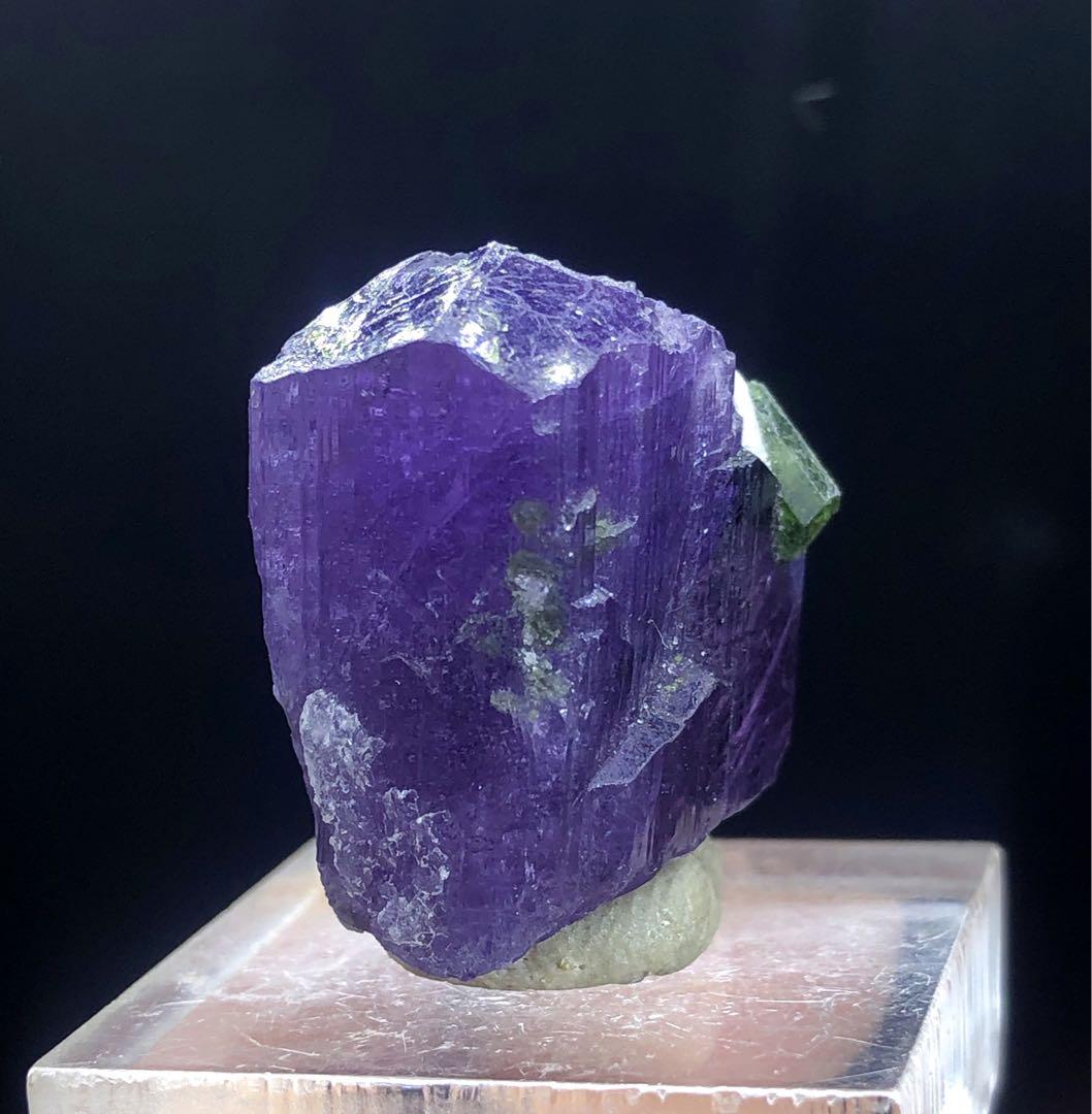 天然の紫色のスカポライトと緑のトルマリン