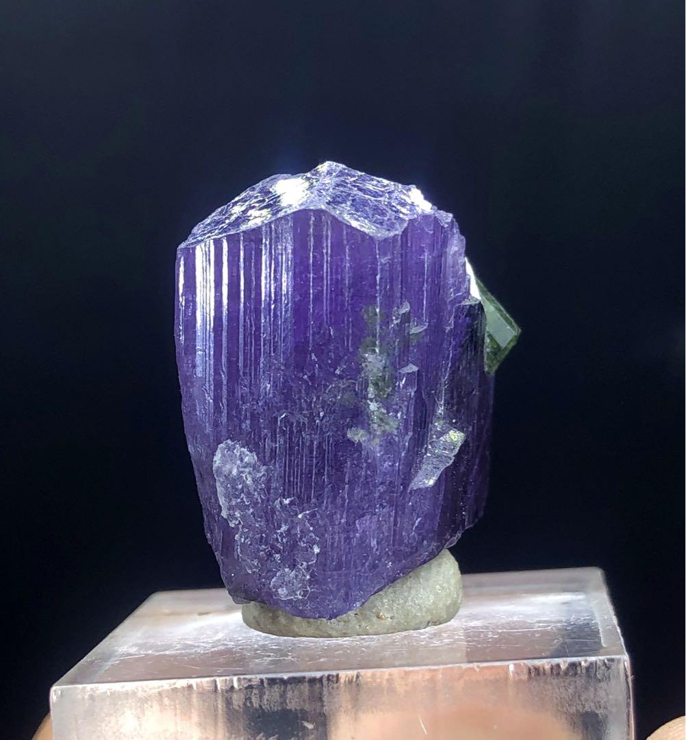 天然の紫色のスカポライトと緑のトルマリン