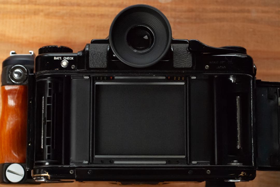 PENTAX67 105mm f2.4 ・木製グリップ付き　オマケ有り