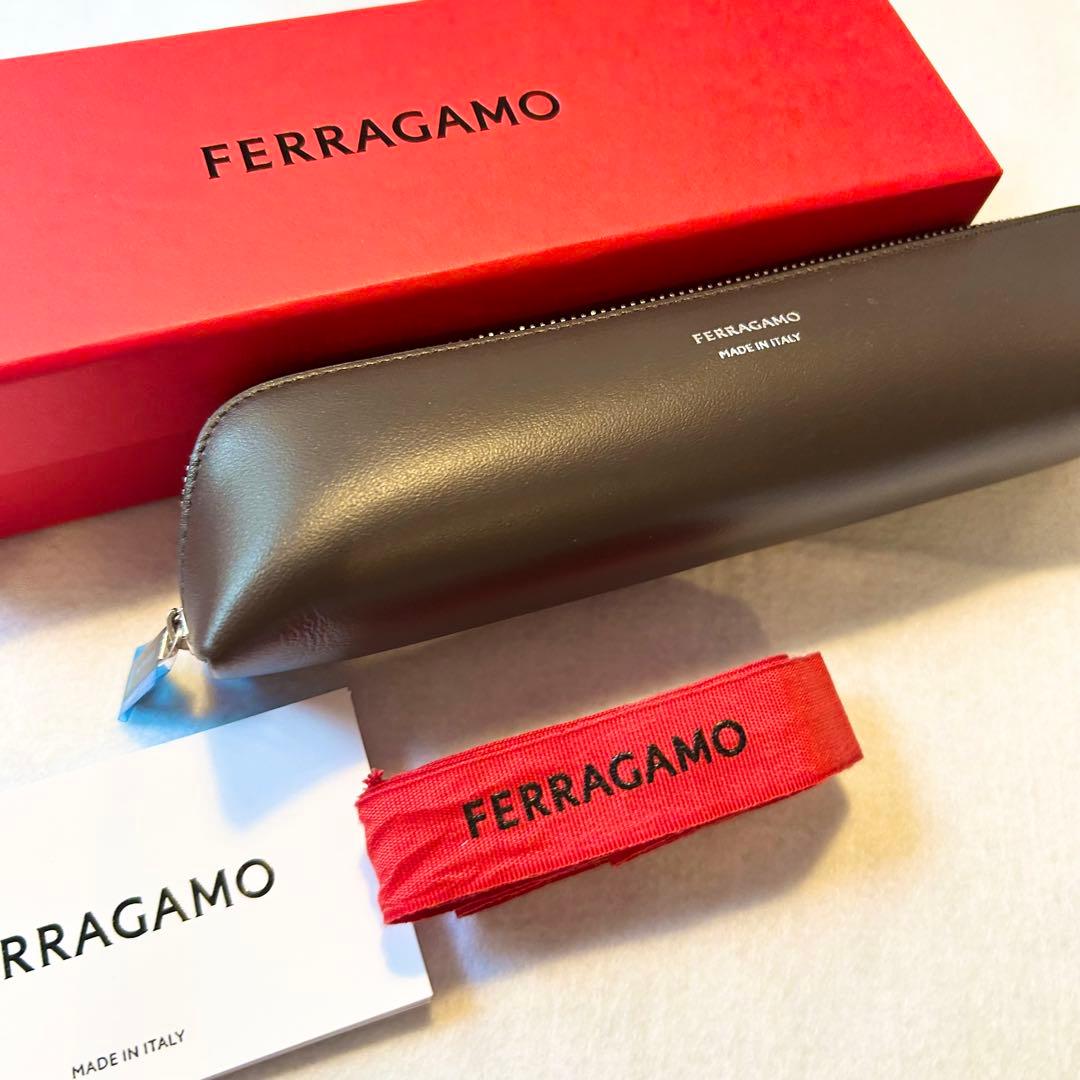 【新品未使用】フェラガモ　FERRAGAMO ブラウン ペンケース　筆箱　茶色