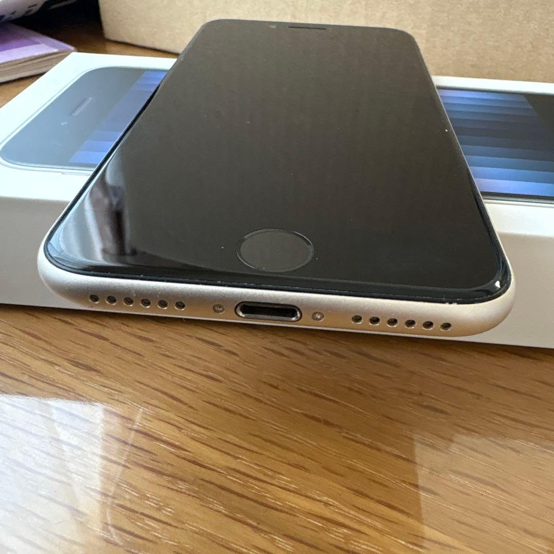 iPhone SE 第三世代　64GB ホワイト